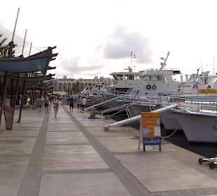 Promenade mit Schiffsanlegestellen