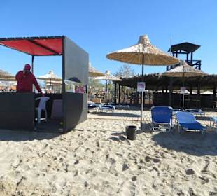 Der Strand direkt vor dem Anissa Beach Hotel