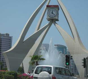 Uhr mitten auf der Straße