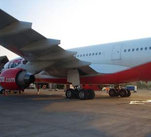 Einstieg ins Flugzeug