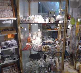 Vitrinen mit Schmuck und Kristallen