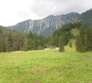 Vom Bus, Blick zur Ostrach und in die Berge