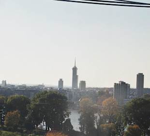 Die Spitze auf dem Dach ist aber der Fernsehturm