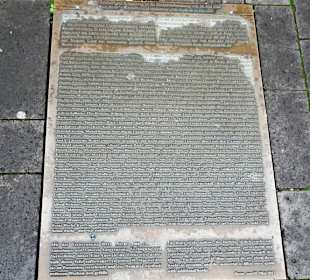 Die Gedenkplatte mit den Namen der Autoren