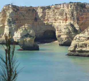 Praia de Marinha mit toller Küste und Strand