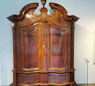 Feiner Schrank aus alter Zeit