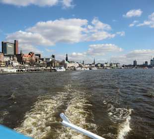 Auf der Elbe im Hamburger Hafen