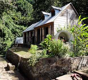 Werkhalle mit Wasserrädern