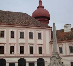 Stiftshof mit Säule und Gebäude