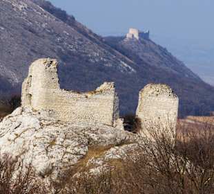 Sirotčí hrádek, v dálí Dívší hrady