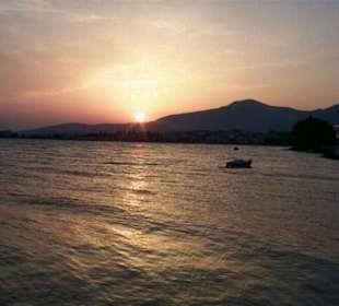 Promenande im Abendlicht