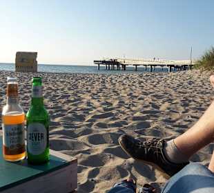 Strandlounge mit Seebrücke