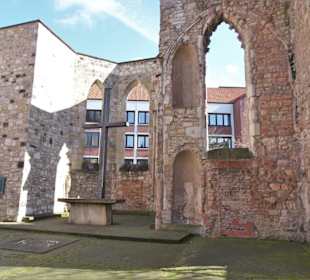 Blick zum Altar in der Apsis