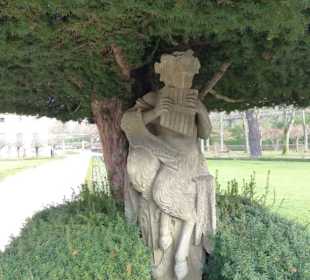 Steinskulptur unter der Eibe