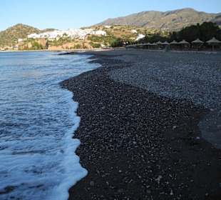 Der Kiesstrand unterhalb des Hotels Irini Mare