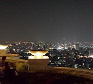 Blick auf das Lichtermeer der Stadt