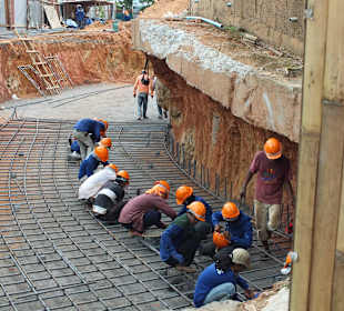 Arme Säcke mit der Hand und in der Hitze