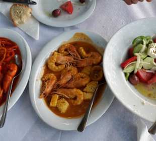 Shrimps in roter und gelber Souße