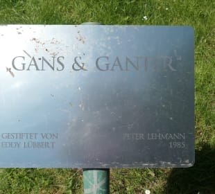 INFO-Tafel bei der Skulptur Gans und Ganter