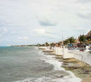 Küste neben Fähranlegestelle