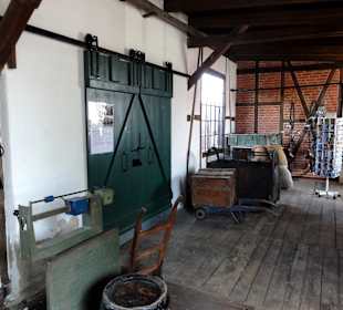 Ausstellung in einem alten Güterschuppen