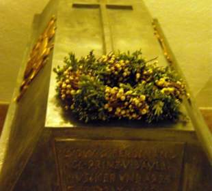 Sehr viel Särge in der Gruft