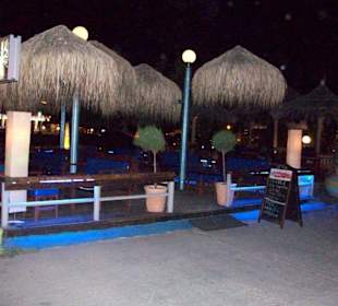 Einer der vielen Strandbars bei Nacht