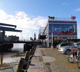 Loof-Restaurant am Kai, neben der Hafenbrücke