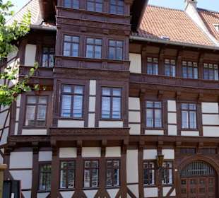 Links das Veltheimische Haus