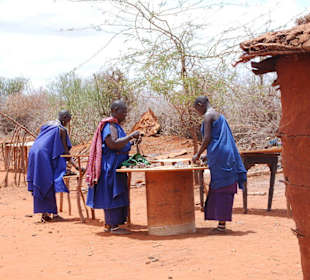 Die Tische mit dem Massai-Schmuck werden gerichtet