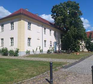 Nebengebäude mit Café (hinter dem Baum)