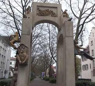 Laubebrunnen Peter Lenk