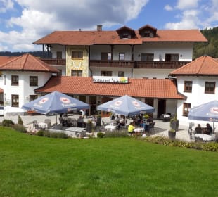 Terrasse mit Hoteleingang Wellness- und Wohlfühlhotel Waldeck