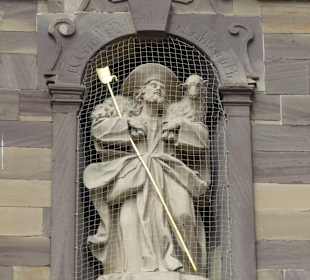 Blick zur Fassade der Kirche von Egenhausen