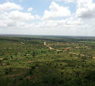 Rückweg. Tsavo Ost von oben, beim Mittagessen