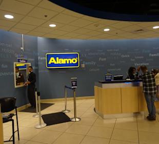 Freundliche Mitarbeiter am Schalter von Alamo