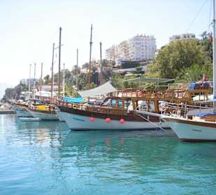 Ausflugsboote am Anleger