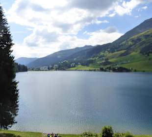 Der Davosersee am Ortseingang von Davos
