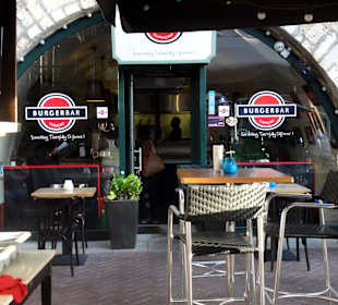 Die Sitzplätze der Burgerbar im Rif Fort