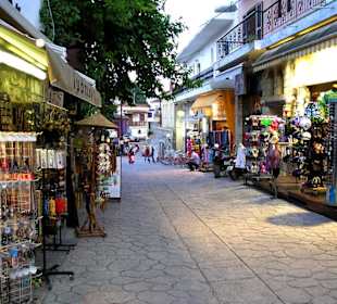 Die Souvenirläden in Afithos Altstadt