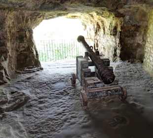 Rundgang durch die Felsgänge der Kasematten