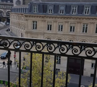 Der Balkon von Zimmer 41 und Ausblick auf den Gare de Lyon. Hotel Terminus Lyon