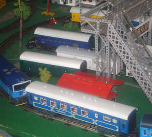 Jezdí zde i vláčky