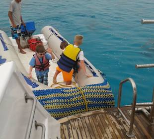 Eine RUnde Speedboot für die Kinder