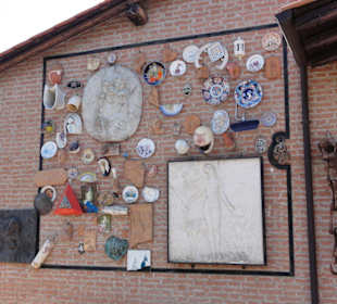Sammelsurium an der Hauswand