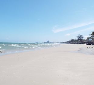 Strand hinter dem Hafen in Richtung Cha Am 