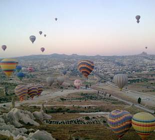 Lot balonem o wschodzie słońca