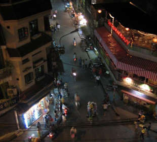 Das Straßenbild von der Dachterrasse aus.