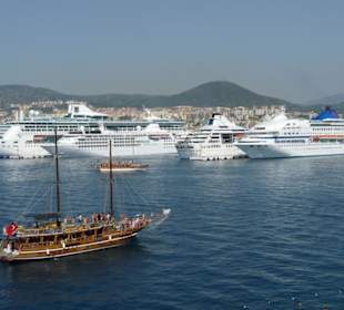 4 Kreuzfahrtschiffe im Hafen