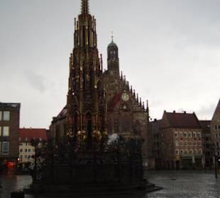 Hauptmarkt mit "Schöner Brunnen" und Frauenkirche